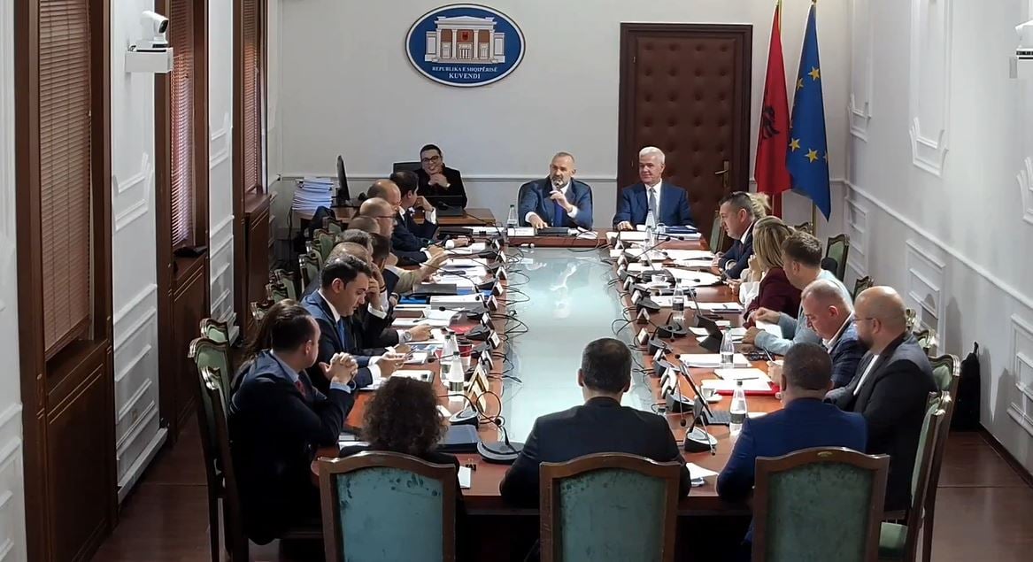 “Na mori malli o burrë i dheut, ku është kryeministri ta puth”, ironi dhe batuta te “Ligjet”, Manja i përgjigjet Korreshit: Edhe po erdhi, ti nuk e arrin dot