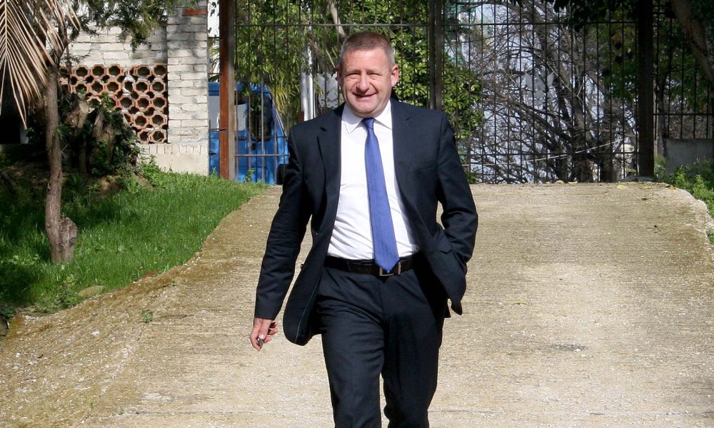 Nard Ndoka revoltohet me Begajn: Presidenca të kthehet në azil për të moshuarit me Alzaimer