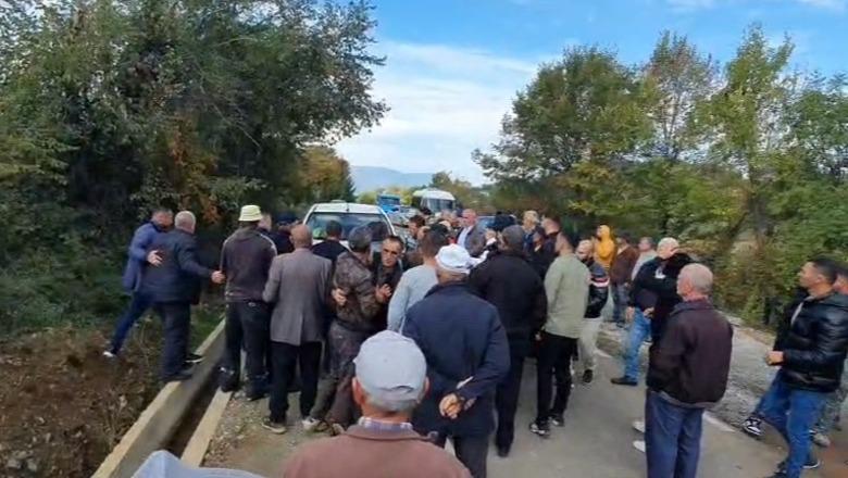 Ndërtimi i hidrocentralit ”Doma”, banorët bllokojnë mjetet e subjektit ndërtues: Në kundërshtim me ligjin