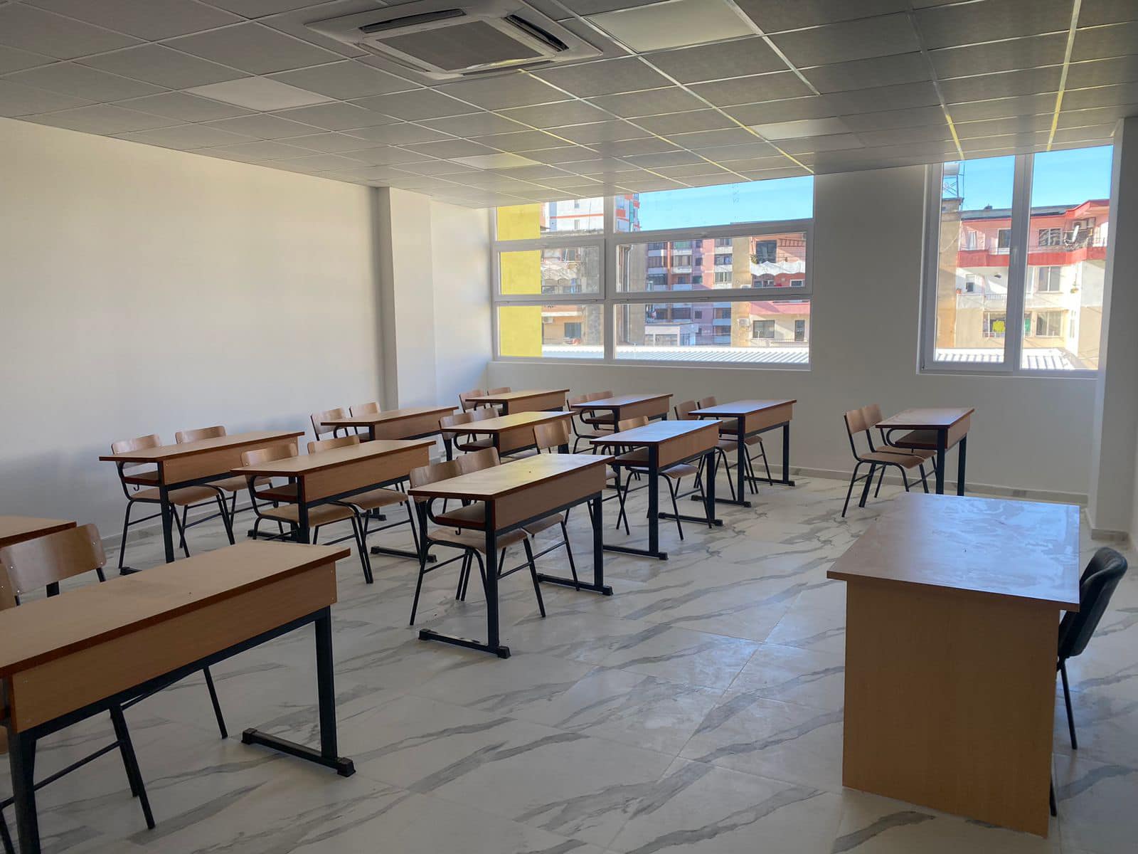 Në 4 vitet e fundit u mbyllën 104 shkolla 9-vjeçare, tkurren me 14% dhe nxënësit