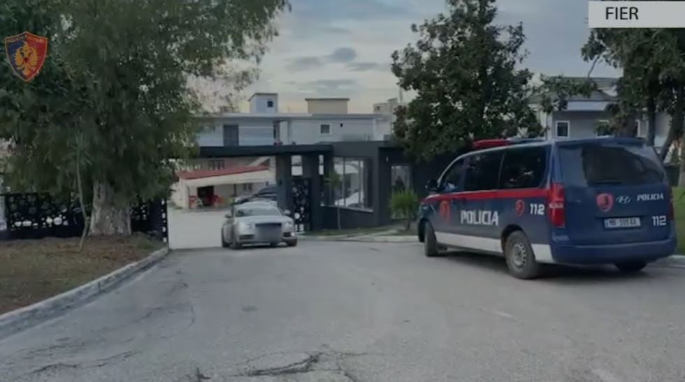 Në “Audi” me armë dhe municione tentuan t’i largohen policisë, arrestohet 40-vjeçari dhe e reja në Fier