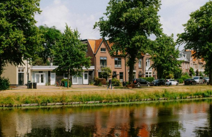 Në Holandë, dritaret e mëdha të shtëpive janë simbol ndershmërie