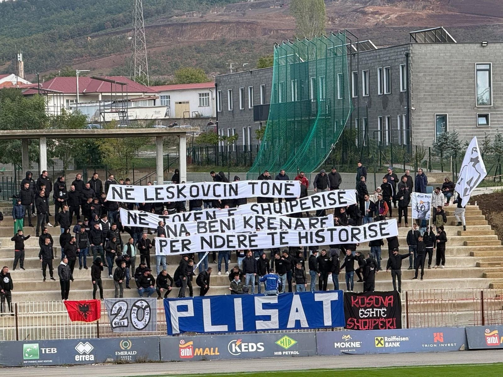 “Në Leskovcin tonë, në tokën e Shqipërisë“, “Plisat” motivojnë kombëtaren për ndeshjen ndaj Serbisë
