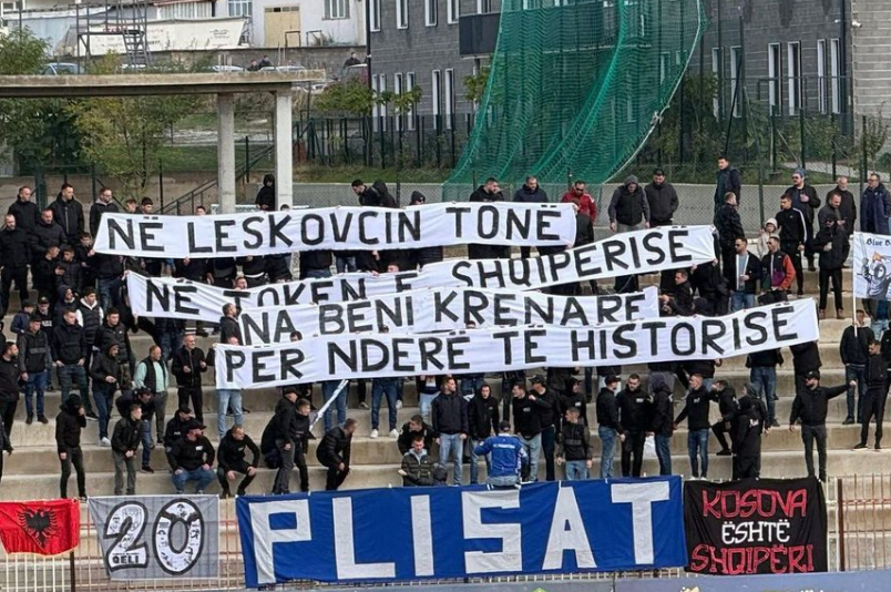 “Në Leskovcin tonë, në tokën e Shqipërisë…”! Plisat vijnë me super banderolë në Kosovë: Na bëni krenar për nder të historisë