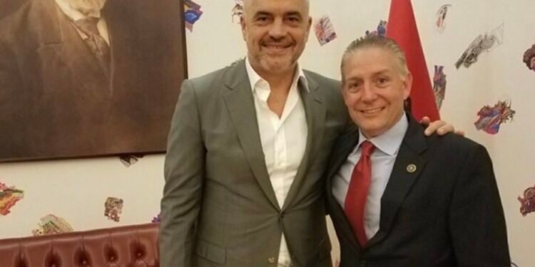 Ne SHBA del foto e McGonigal në zyrën e tij në kryeministri