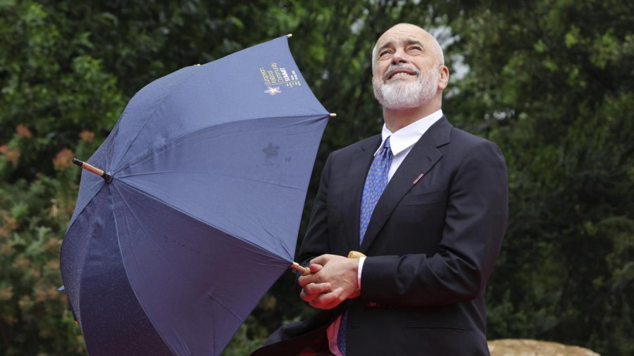 “Në Tiranë nuk kanë ujë në rubineta”/ Media publike gjermane: Rama premton ‘Diellën’ dhe ngre kulla prej xhami