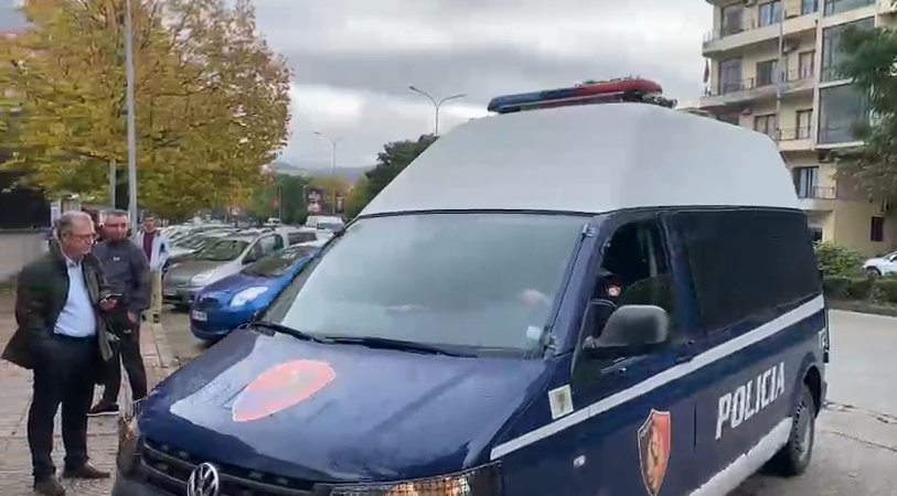 Nën masa të rrepta sigurie, mbërrin në gjykatën e Gjirokastrës autori i vrasjes së biznesmenit italian