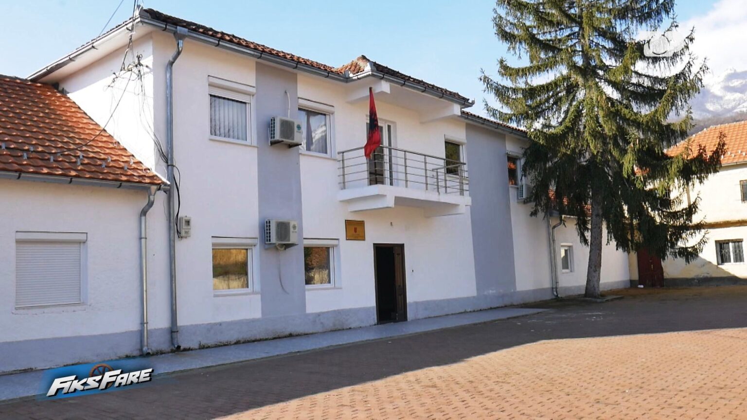 “Nëse s’vjen në orën 6…”/ Djali i drejtoreshës së ZVA-së kërcënon mësuesin për një postim në FB