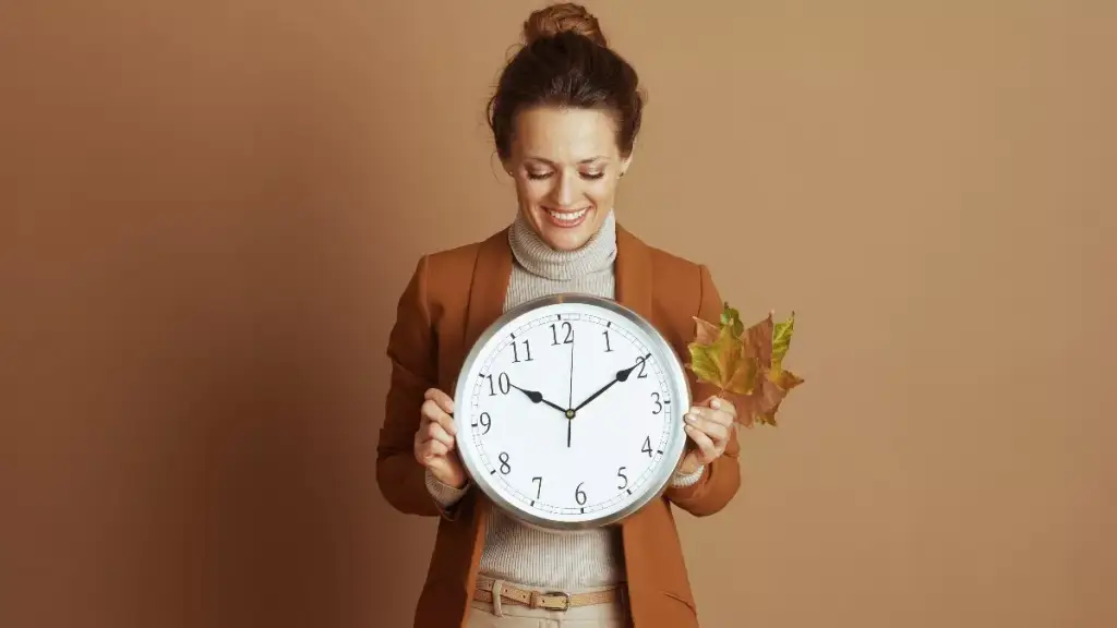 Nesër kthejmë orën 1 orë prapa, përparësitë dhe disavantazhet