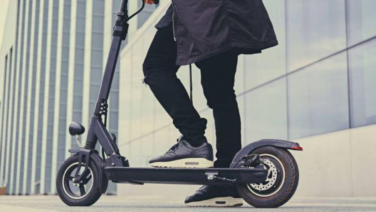 Nga e hëna, ndalohet përkohësisht përdorimi i monopatinave elektrike në Shqipëri. Policia nis aksionin