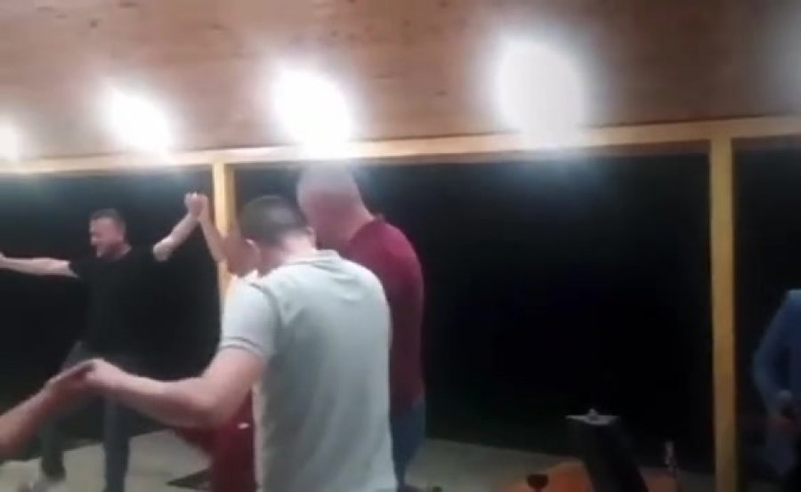 Nga miqësia te favorizimi, a dha dorëheqjen shefi i sektorit të AMP-s në Korçë, pasi u filmua me Guri Mazelliun