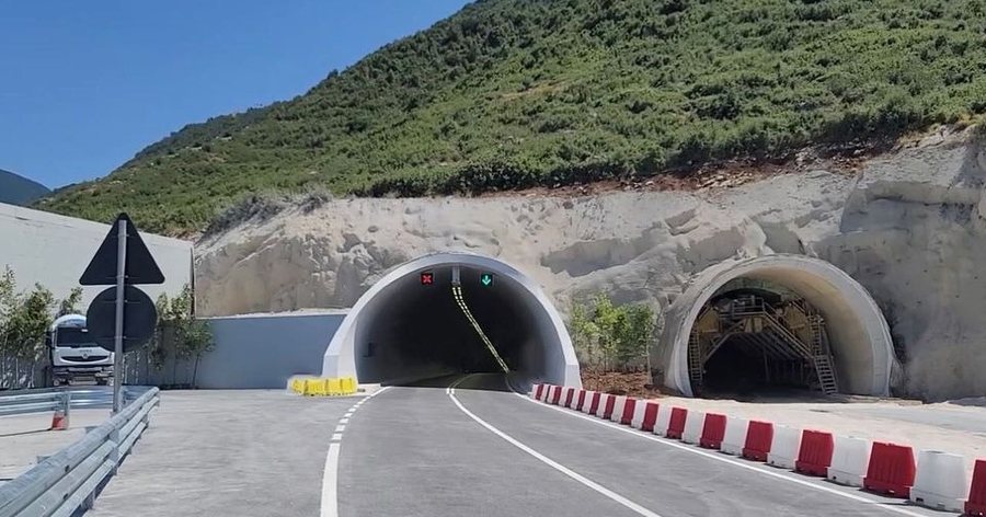Nga motoçikleta tek kamionët, zbulohen çmimet e reja për kalimin në tunelin e Llogarasë, tarifat shkojnë deri në…