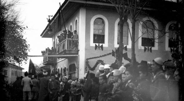 Ngritja e flamurit në Shkodër më 1913 (Foto e rrallë)