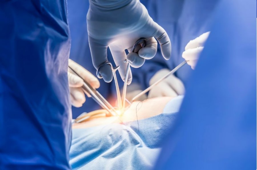 Një burrë në Kinë jetoi më shumë se 170 ditë pas transplantimit të mëlçisë së derrit