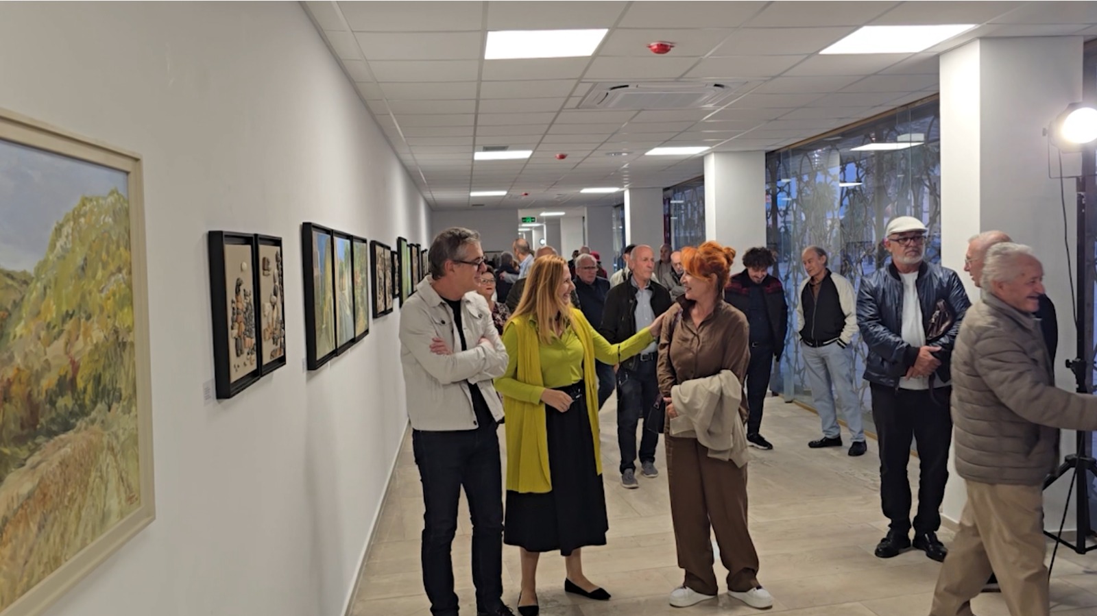 Një ekspozitë me guralecë, Emjona Stasi sjell portrete dhe peizazhe plot ngjyra