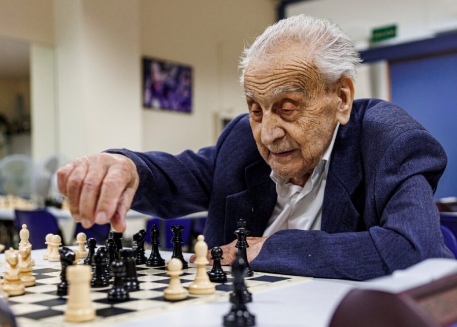Një jetë në fushën bardhë e zi, njihuni me shahistin 104-vjeçar