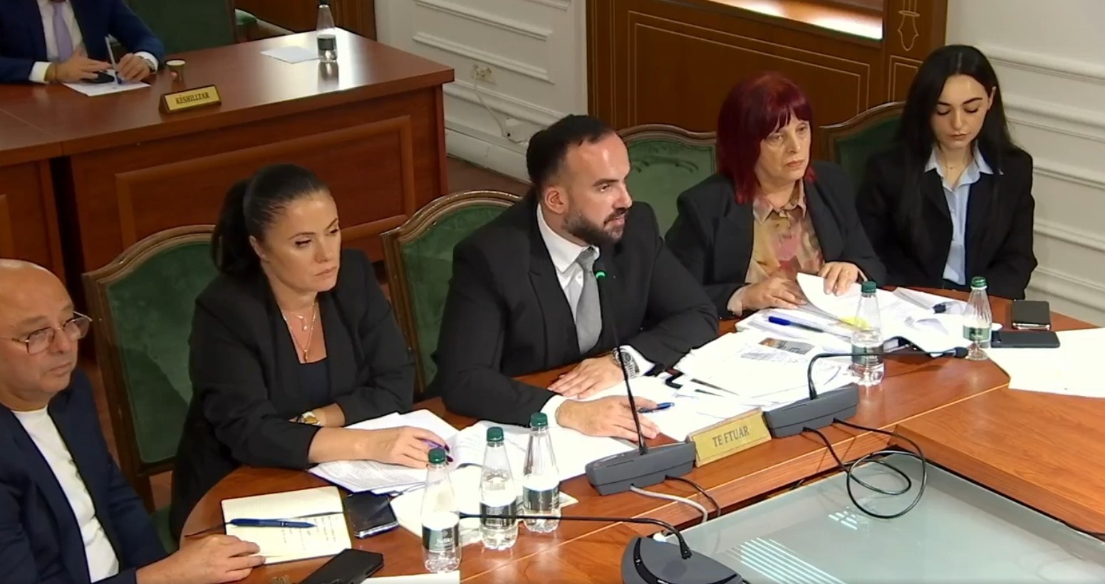 Një menaxhim i ri për mbetjet, ministri i Mjedisit debaton me opozitën: Lehtësohen bashkitë, ndarja bëhet që në burim