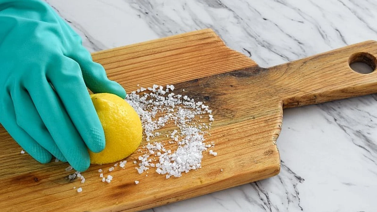 Një nga sendet më të ndotura në shtëpi, mund ta dezinfektoni dërrasën e prerjes me limon dhe kripë
