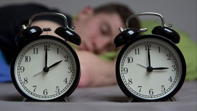 Një orë gjumë më tepër pas ndryshimit të orës, efektet dhe ndikimi