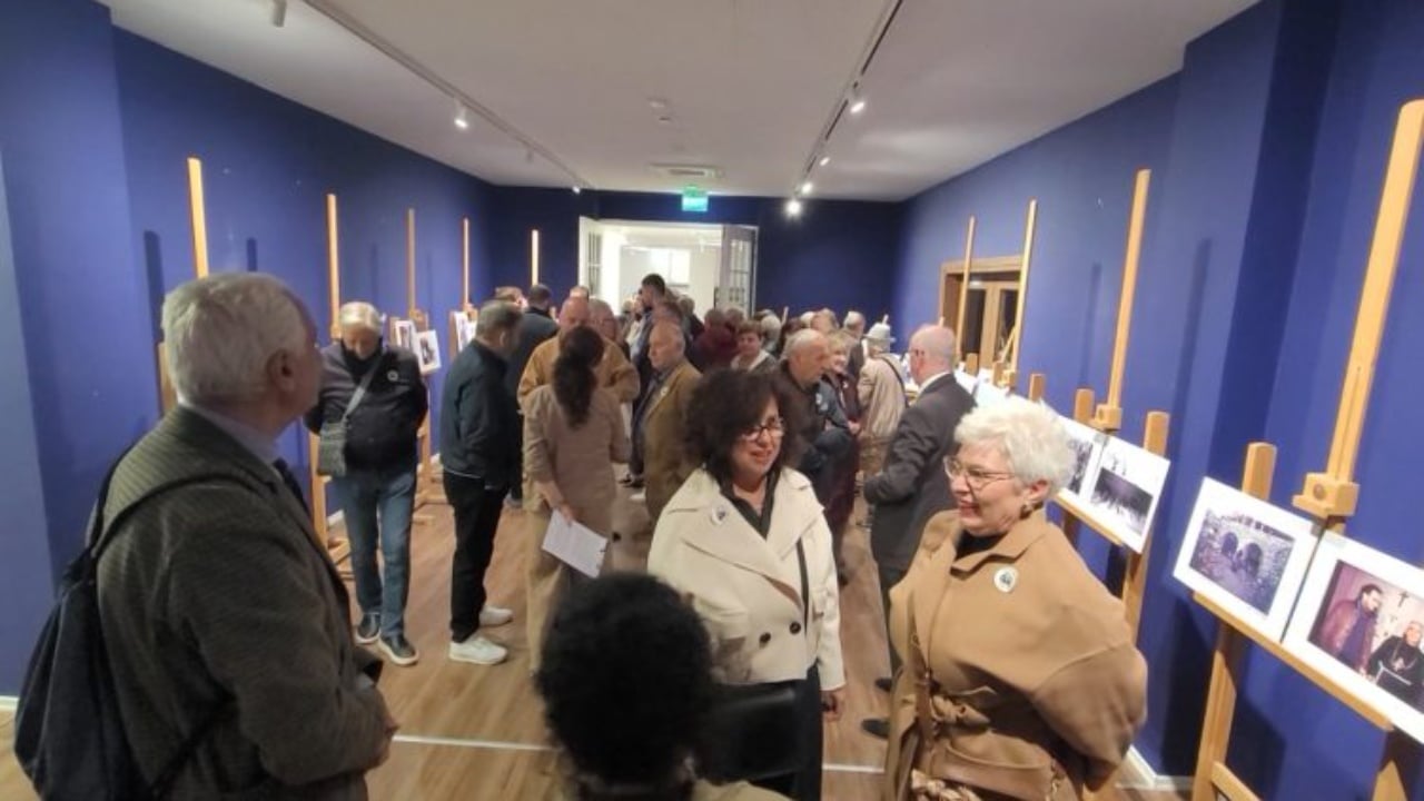 “Një popull në lëvizje”, ekspozita fotografike që dokumenton varfërinë e Shqipërisë në vitin 1994