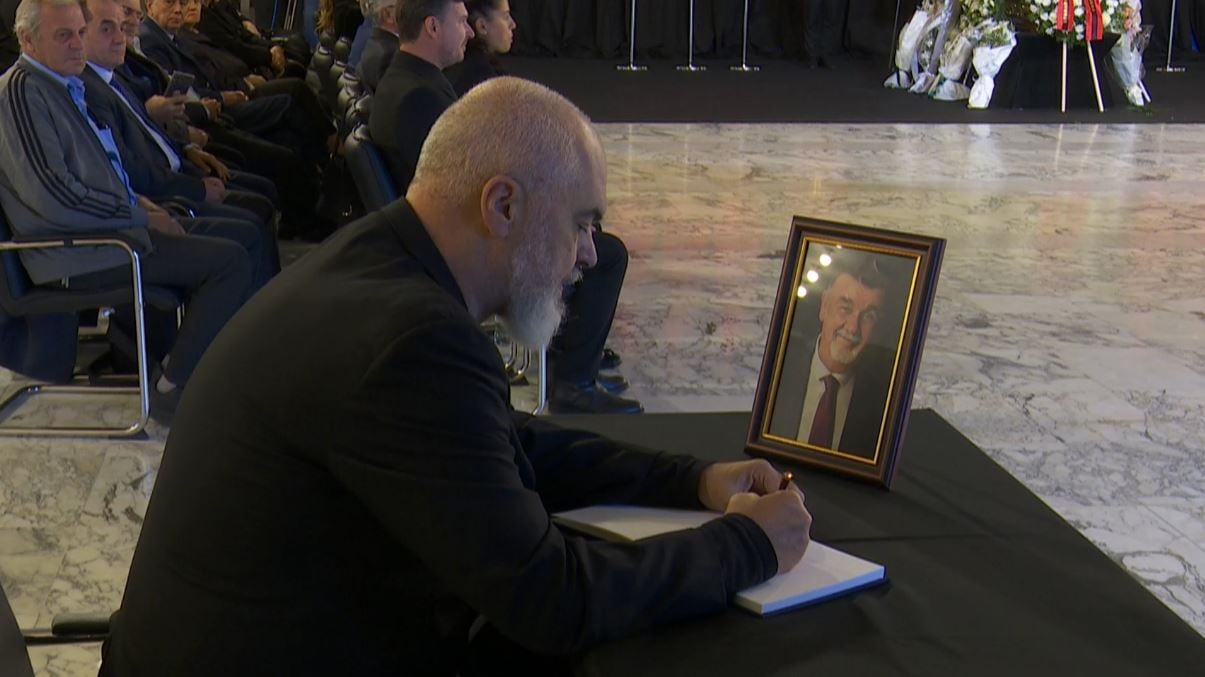 “Një tragjedi e madhe për shtetin”/ Zbulohet mesazhi që la Rama në homazhet në nderim të gjyqtarit Astrit Kalaja