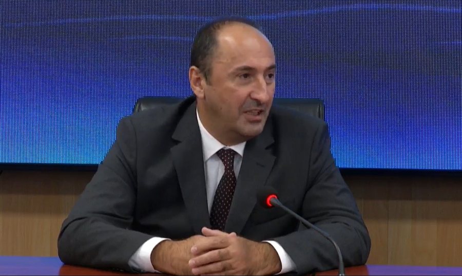 Një vetëvendosës në krye të Portit të Durrësit