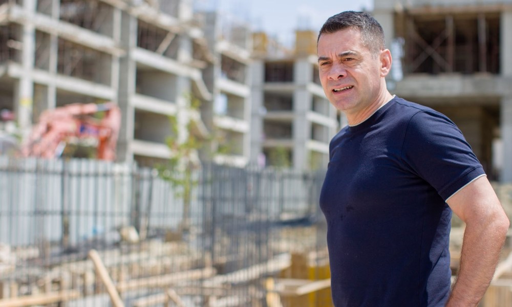 ‘Njëri ngul thika dhe tjetri…’ Ahmetaj: I sugjeroj Dumanit të bëhet ‘i penduar’, më hetoi me urdhër të Ramës