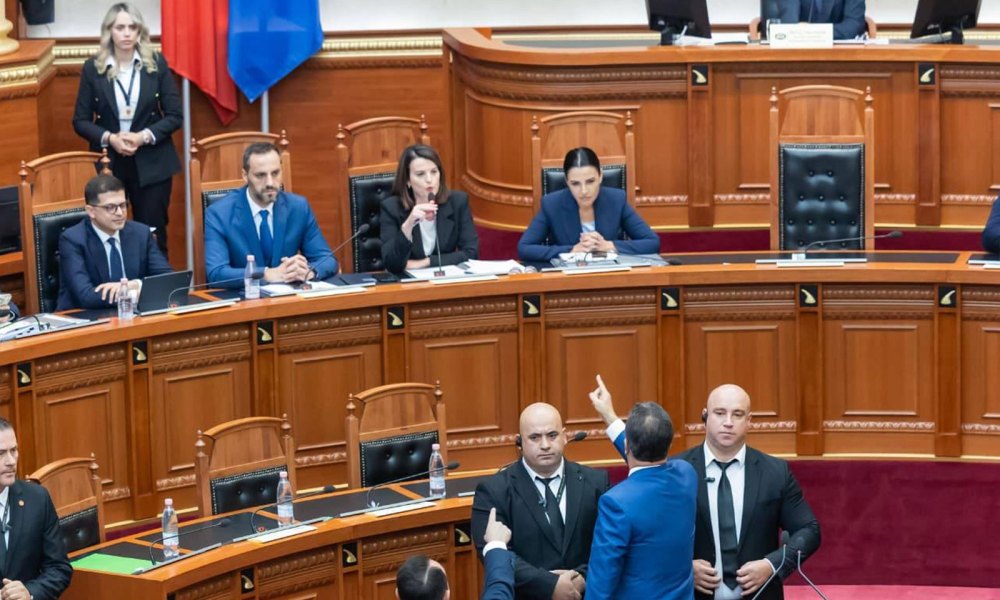 “Njeriu më i pështirë në Kuvend”/ Koçiu përplaset ashpër me Nokën: Nxitësi i urrejtjes…