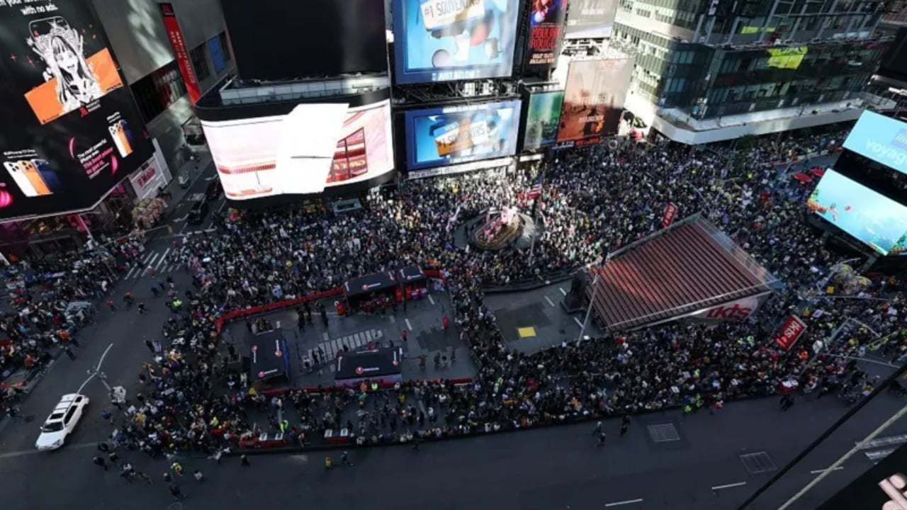“No Kings”/ Nis tubimi i parë kundër Trump, mijëra protestues mbushin sheshin në New York