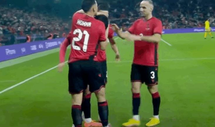 Nuk mbahen kuqezinjtë, menjëherë pas Arbër Hoxhës, Nedim Bajrami shënon golin e katërt