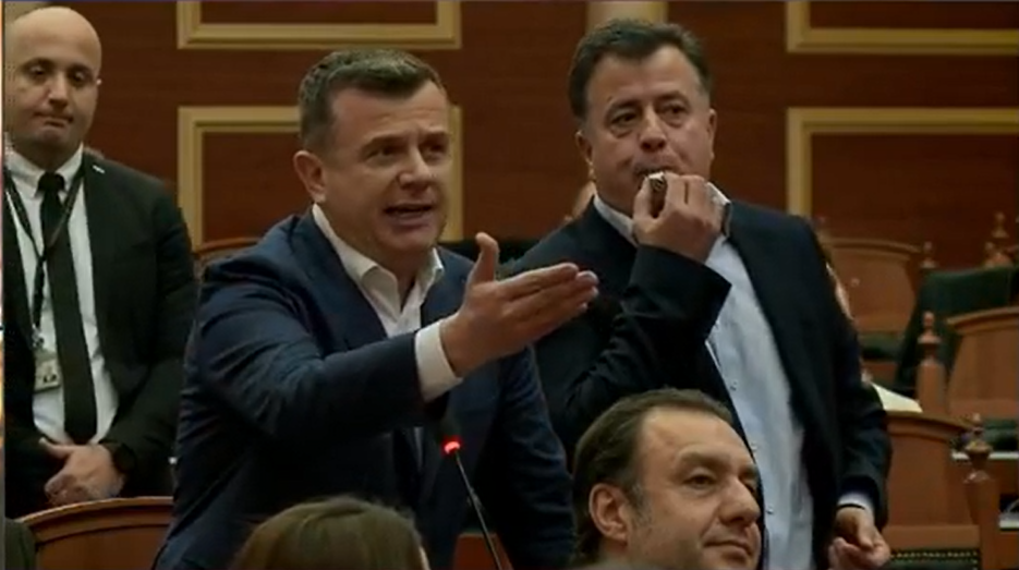 “O idiot…”, Flamur Noka ofendon Taulant Ballën, ndërpritet seanca në Kuvend