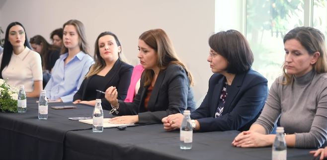 Ogerta Manastirliu me pedagogë të universitetëve se si mund të kemi një Tiranë më të zhvilluar