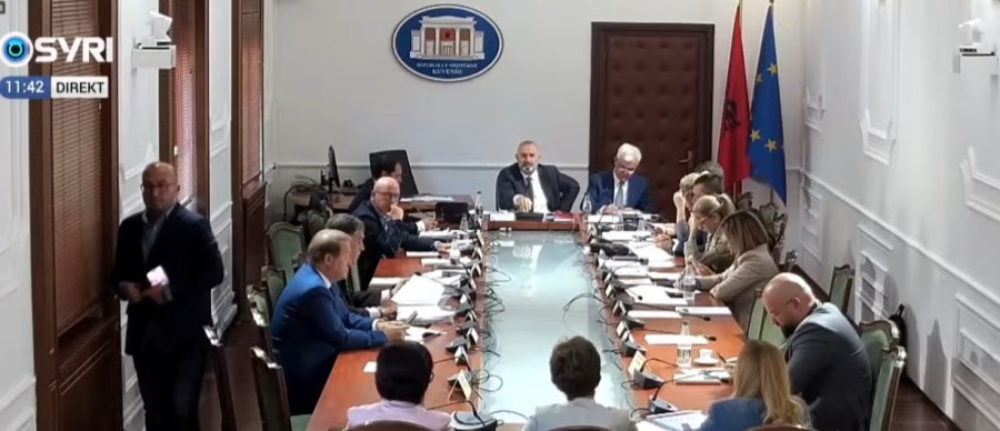 Opozita akuzon për abuzime në administratë: Deputetët ‘bukosin’ Komisioneren e Shërbimit Civil në Kuvend