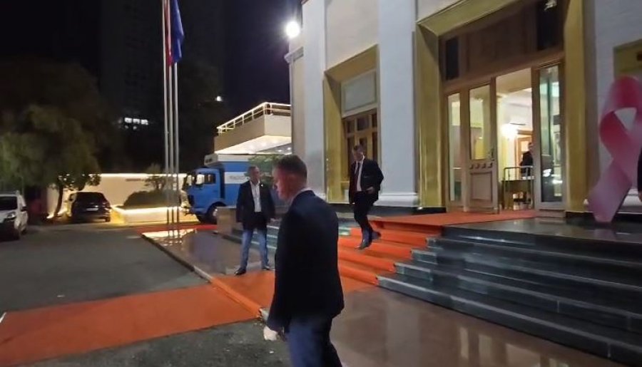 Opozita e kryqëzon, Dumani ia mbath nga salla me lejen e Peleshit