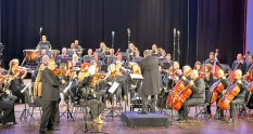 Orkestra e RTSH koncert me veprat e Gjon Simonit, dirigjent Eno Koço, në skenë dhe violinisti Lorenc Radovani
