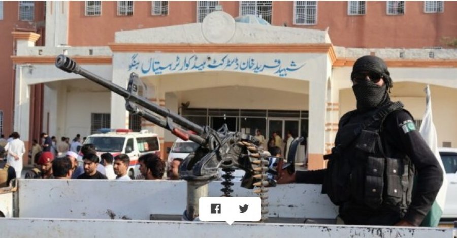 Pakistani paralajmëron për ‘luftë të hapur’ me Afganistanin nëse bisedimet dështojnë