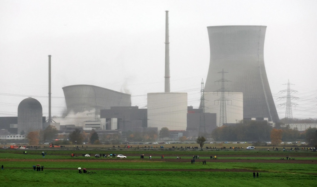 Pamje spektakolare në Gjermani, shemben live dy kullat gjigante të ish-centralit bërthamor (VIDEO)