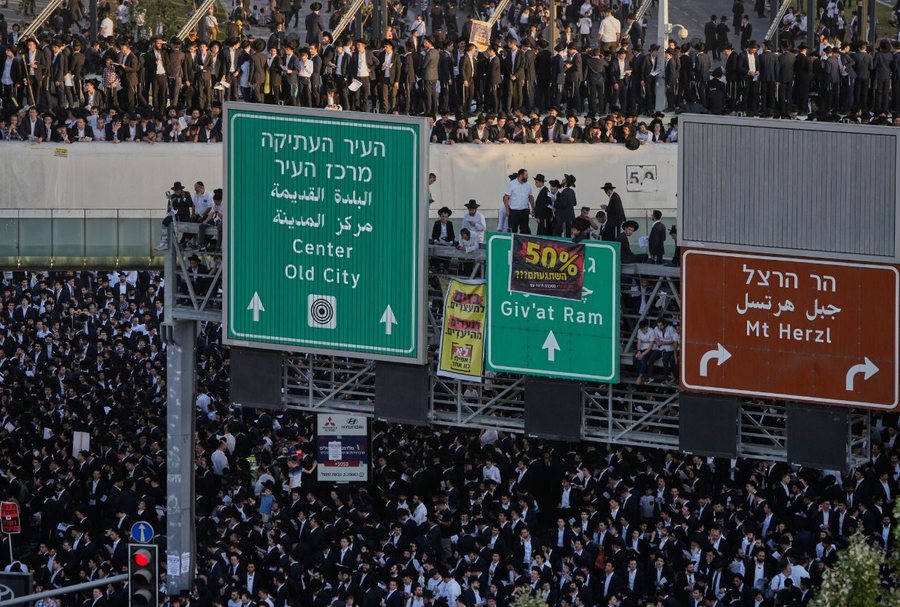 “Paralizohet” Jeruzalemi, rreth 200 mijë ultra-ortodoksë në protestë, vdes një 15-vjeçar