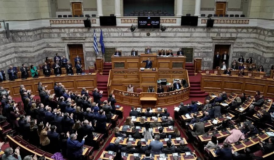 Parlamenti i Greqisë miraton projektligjin për zgjatjen e orarit të punës pavarësisht protestave mbarëkombëtare