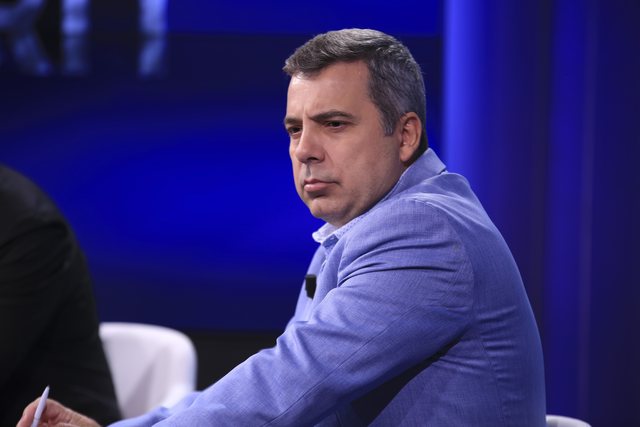 “Parlamenti, në fazën e fundit të ekzistencës”/ Reagon ashpër gazetari: T’i thuash president është turp, shkelje…