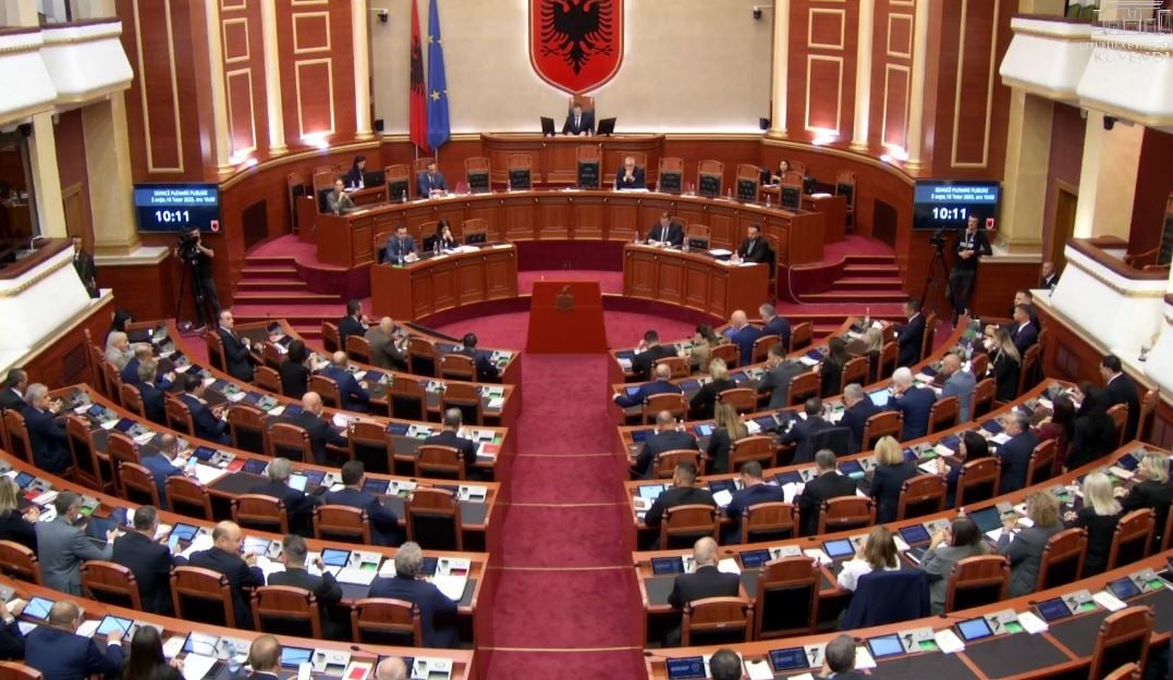 Pas dorëheqjes së Tom Doshit dhe Sabina Jorgos, betohen dy deputetët e rinj në Kuvend