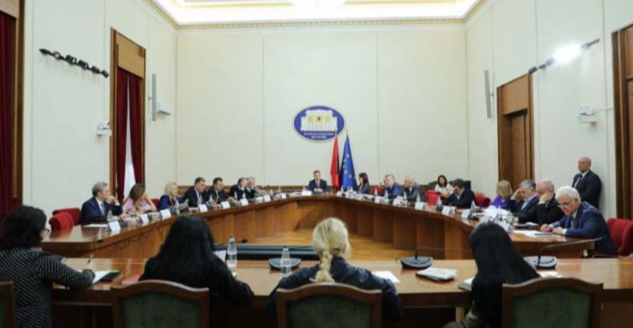 Pasi arritën pazarin për Reformën Zgjedhore, PS e PD “hapin vend” në komision edhe për partitë e vogla…