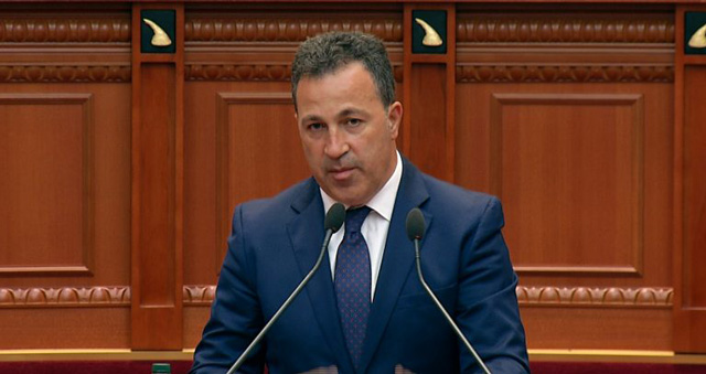 PD: Të shkarkohet Niko Peleshi. Opozita pretendon se shkeli ligjin në dy seanca parlamentare