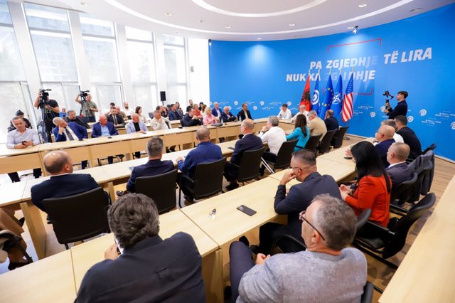 PD thërret mbledhje urgjente nesër me deputetët pas refuzimit të komisioneve hetimore