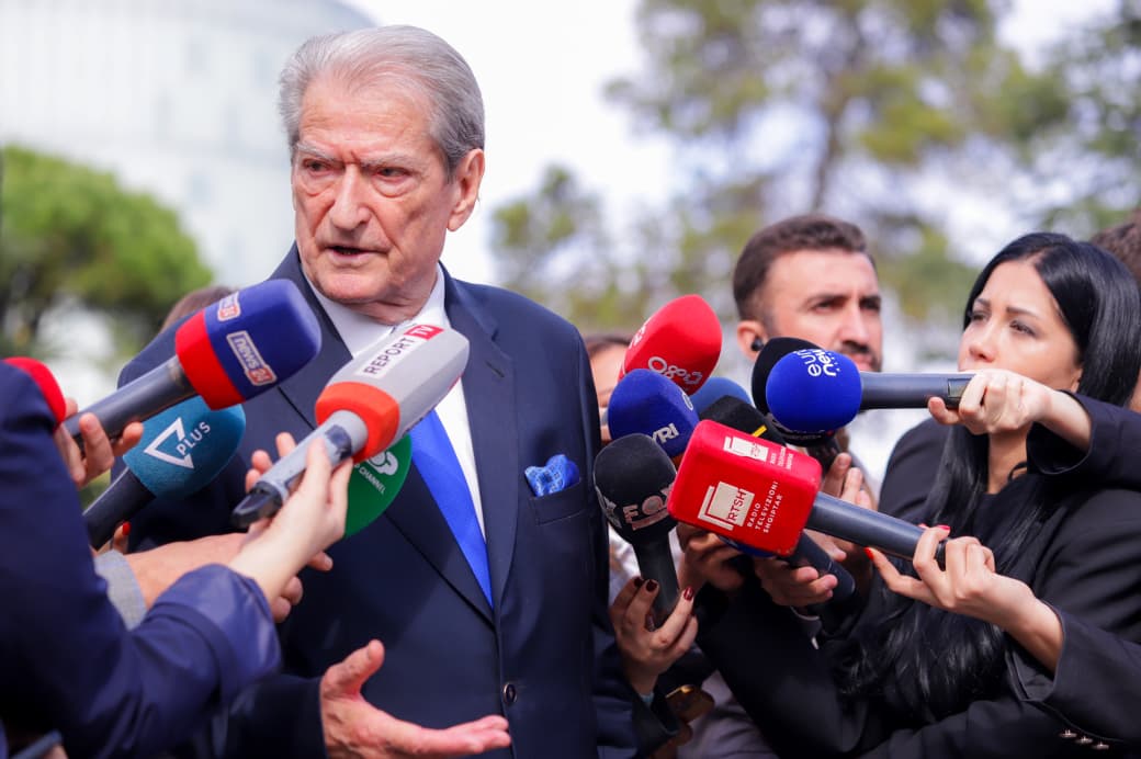 “Peleshi mbrojti me hipokrizi kolapsin parlamentar që ka krijuar”, Berisha akuzon mazhorancën: Kanë kthyer Kuvendin në klub pa rregulla