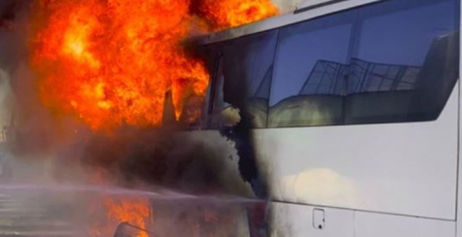 Përfshihet nga flakët autobusi në Kukës, dyshohet zjarrvënie e qëllimshme