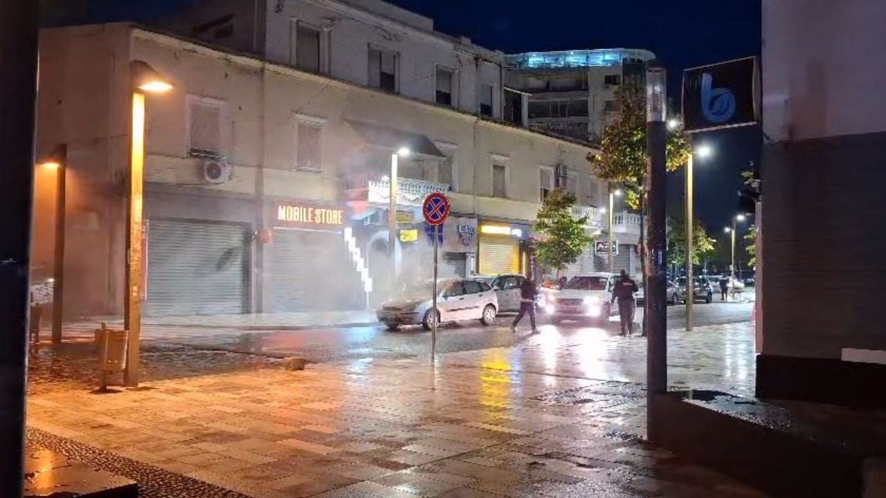 Përfshihet nga flakët një makinë në Durrës, zjarrfikësit mbërrijnë në vendngjarje për të shuar zjarrin