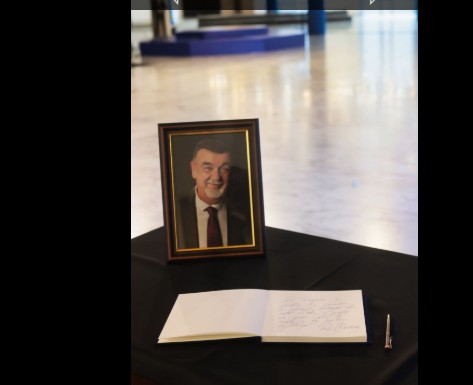 Përfundojnë homazhet. Arkëmorti i gjyqtarit Astrit Kalaja përcillet për në Shkodër