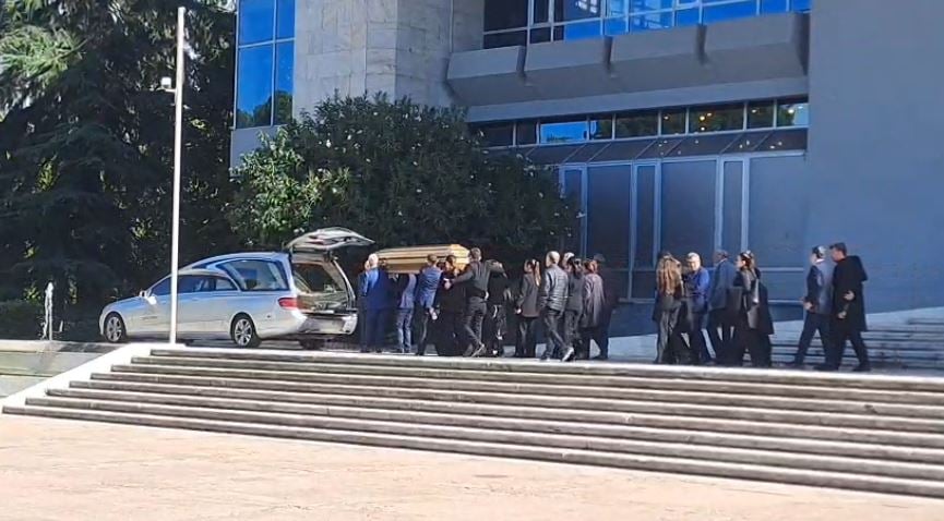 Përfundojnë homazhet për gjyqtarin Astrit Kalaja, arkëmorti niset drejt Shkodrës