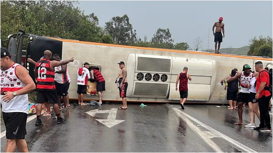 Përmbyset autobusi i tifozëve të Flamengos, shmanget tragjedia. 46 të plagosur, 4 në gjendje të rëndë (video)